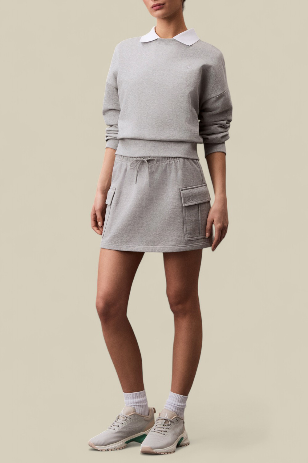 תמונת כל הלוק של חצאית מיני קרגו